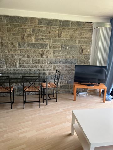 Furnished apartment with a separate study and a beautiful south-facing balcony in an absolutely quiet location and close to the forest in Friedrichsdorf - Dillingen. Best connections to Frankfurt via S-Bahn (S5) and the A5 and A 661 motorways. The ap...