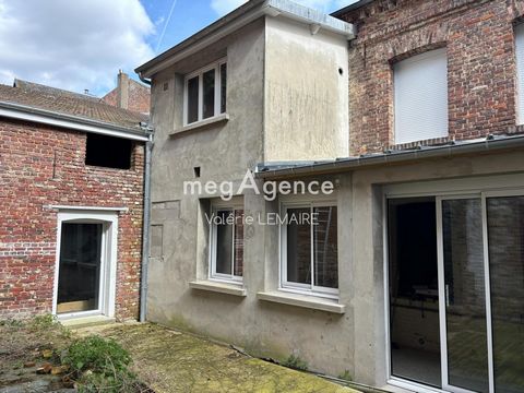 Very large house of 174m² to renovate located close to the town center with garage. The joinery has been redone with quality materials and the roof has been revised. This property requires a complete interior renovation, therefore ideal for creating ...