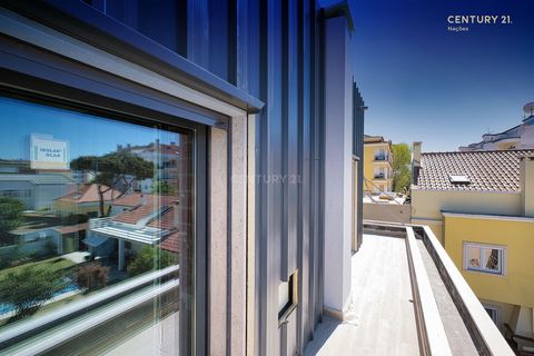 Appartement T4 en duplex avec parking couvert pour deux voitures et débarras, dans une copropriété fermée avec jardin commun avec piscine (10x5m). Excellentes caractéristiques, telles que : cuisine entièrement équipée avec appareils 