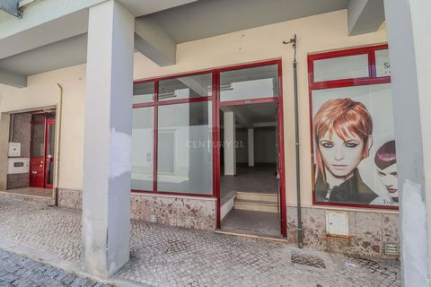 For investment with a gross rate of 6,4%, sale of a property with leaseback, the space being suitable for commercial or service activities, this location offers impeccable space in a recently refurbished environment that, while allowing car circulati...
