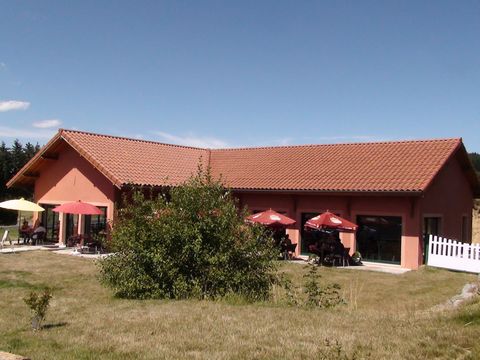 Very beautiful commercial premises (former bar-restaurant not operated to date) with an area of 210 m2 on a plot of 2830 m2, located at the entrance to the village of Pradelles, classified 'Most Beautiful Villages of France', on the GR70 (Chemin de S...