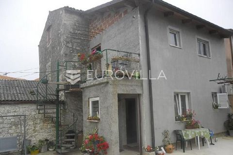 Pula - Škatari, stone house for sale partially renovated with an additional 1000 m2 of construction land ready for the construction of an additional building. In the garden of the stone house there is space for a swimming pool. On the ground floor of...