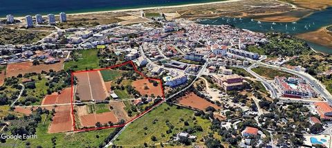 Land met 3,8 ha, waarvan 19.000 m2 bestemd is voor toeristische bewoning, gelegen naast Alvor, in een van de nobelste en meest gewilde gebieden van de westelijke Algarve. Strand (Praia de Alvor) op 2000 meter. Groene en commerciële gebieden op slecht...