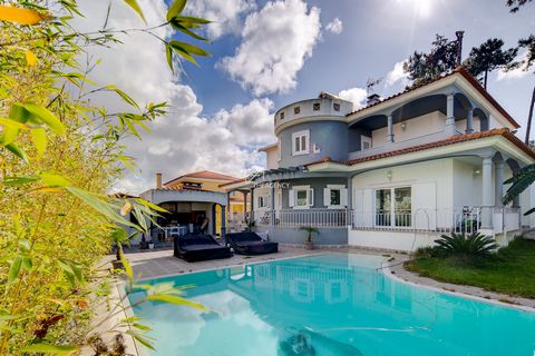 Located in Seixal. Detached house, 4 bedrooms, located in Verdizela with swimming pool, garden, closed garage located in a central and quiet area. It has three suites and spacious rooms with plenty of natural light. Direct access to the garden throug...