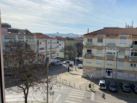 Uw huis wacht op u in Cova da Piedade, Almada. Dit gerenoveerde appartement met drie slaapkamers is van alle gemakken voorzien en heeft een toplocatie. Het appartement van 94 m2 is gelegen op de bovenste verdieping van een goed onderhouden gebouw met...