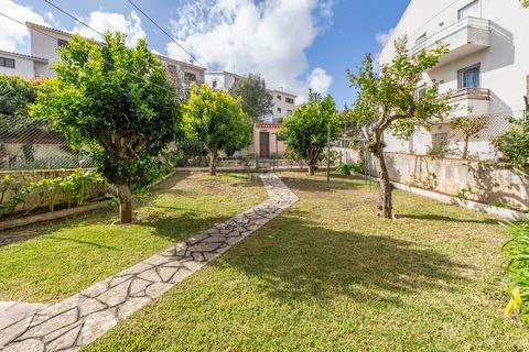 House of 7 rooms, located in Parede, in a residential area close to all services, namely, schools and health center. 10 min walking distance from the center of Parede and 15 min from Avencas beach. The villa is located on a plot of 280 m2, with a gro...
