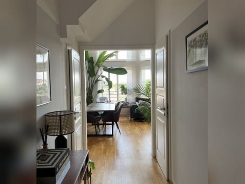 Our beautiful loft apartment is located directly at the Lene park and only 15 minutes walk from the city center. Tram 15,12,4,7 run in the immediate vicinity. The apartment has a very high quality kitchen with branded appliances and induction. The ap...