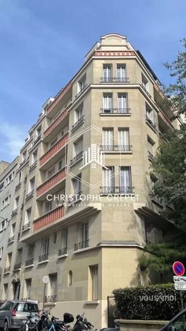 The countryside in Paris, rue Etienne Marey - 75 020 Paris*** In the 20th arrondissement of Paris, rue Etienne Marey, we offer you in a beautiful art deco building, on the 2nd floor with elevator, a 2-room apartment including an entrance, a living ro...