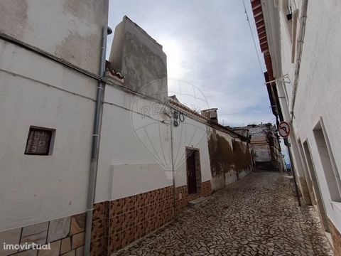 1 bedroom apartment for sale, in the historic area of the city of Estremoz. Close to the castle and the Pousada Rainha Santa Isabel. 1 bedroom apartment, consisting of; Ground floor: living room, kitchen, bedroom and toilet. On the 1st floor: living ...
