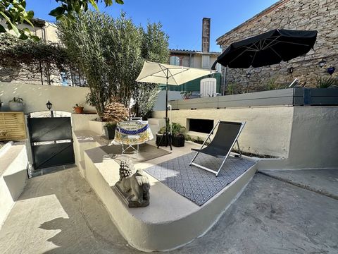 Located 10 minutes from Carcassonne, come and discover an atypical place in the heart of the village. The interior space of 100m2 consists of a kitchen area open to the living room, 2 bedrooms, an office and a shower room. Outside, the house offers y...