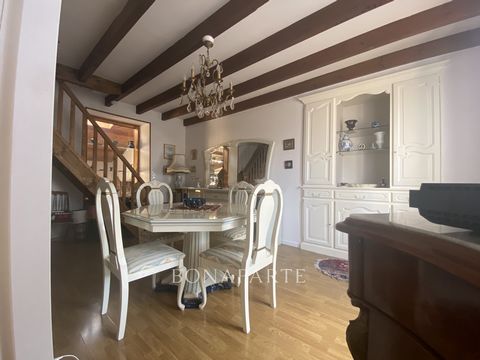 Discover this charming house, ideally located near Saint Maixent l'École and ENSOA. Only 5 minutes from the train station and shops, this house offers a practical and pleasant living environment. On the ground floor, you will find a fully equipped di...