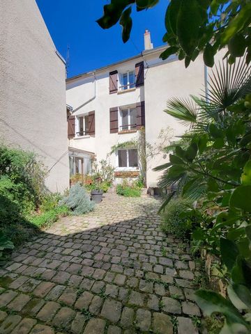 Vivez dans un nouveau logement avec cette maison bénéficiant de 4 chambres et d'une large terrasse à vivre agréable et ensoleillée à Herblay-Sur-Seine. L'achèvement de la construction remonte à 1949. L'intérieur de 219 m2 est formé de 4 chambres, un ...