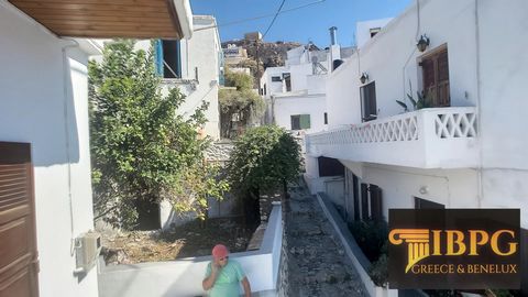 Einen Kilometer vom Hauptstrand entfernt, befindet sich eine komplette Wohnung in der traditionellen Siedlung Skyros mit Blick auf die Burg und das Kloster des Heiligen Georg, nur 10 Meter vom Platz und den wichtigsten Geschäften entfernt. Es besteht...