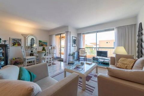 Enjoy life in the centre of Saint Jean Cap Ferrat in this comfortable 49.6 m² flat, located in a quality residence with caretaker and swimming pool. Just a few minutes' walk from the beaches, it's the ideal place for those looking for peace and quiet...