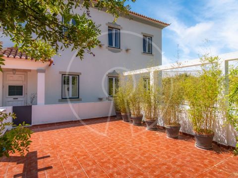 Charming 6+2 bedroom villa with garden and pool, located in Estoril. This villa benefits from an exceptional location, just a 5-minute walk from the beach, international schools and a variety of commerce and services, such as restaurants, cafés, stor...