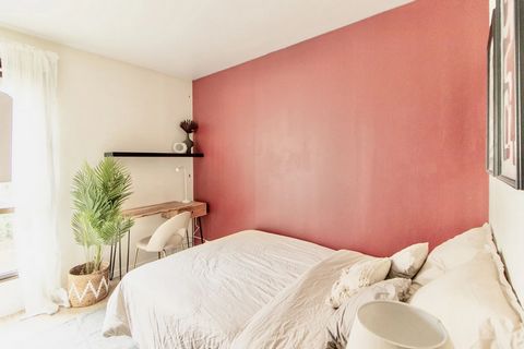 We welcome you to Puteaux. This modern 11 m² room is located in a large 100 m² coliving flat. Completely refurbished and available for rent, its modern white and pink decor will appeal to many of you. This ready-to-let room includes a sleeping area a...