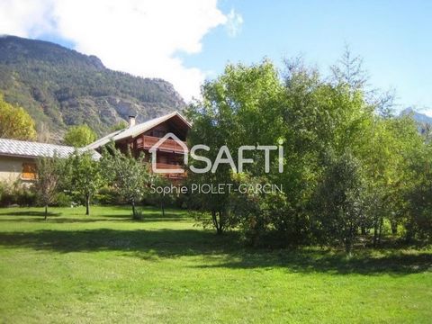 We've fallen in love with this chalet located in Les Vigneaux, in a green setting with an incredibly unobstructed, splendid view. Space is a luxury, and this chalet offers it to you. Built around 1996, this chalet has retained all its superb features...
