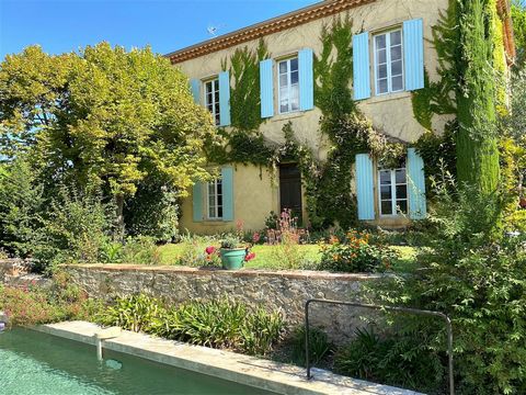 Located in a picturesque village in the Cèze river valley, just a few minutes from the charming and bustling village of Goudargues - and within walking distance of the bakery - this old stone house, dating back to approximately 1914, sits on 630 m2 o...