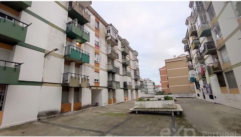 Excellent T3 all renovated, very well located with good access and transport. This apartment has all rooms with a balcony, about 3.5m each, lots of light. Equipped kitchen, ready to use and brand new. It has about 12.5m2. The common room has a genero...