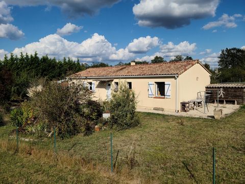 22 km from Cahors and 28 km from Gourdon. Located on the heights, on a fenced and wooded plot of more than 2200 m², land with a swimming pool. Peaceful place without being isolated. Built in 2008 by the current owners, this is a bright house. It cons...