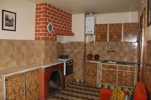 Are you looking for a home away from stress, where time passes slowly and silence still has a place? Then this house in the village of Almaceda, 34 km from Castelo Branco is ideal for you. The  village is surrounded by pine trees and crossed by a sma...