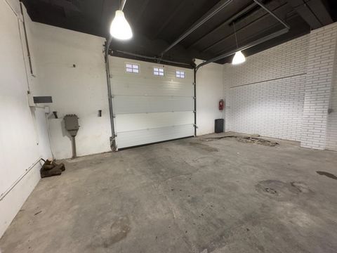 Renovated warehouse premises in Figueres Costa Brava of 168m2 built. It has a height of 3.29 cm at its lowest point - the garage door motor - and the width of the entrance door is about 3.30 cm. The electrical installation has been renewed as well as...