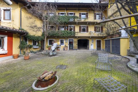 In Lesa in the old town centre, a few steps from Lake Maggiore and services, typical Piedmontese farmhouse for sale. The beaches of Lake Maggiore are only a few minutes away, as are bars, restaurants and a supermarket. The recently renovated property...