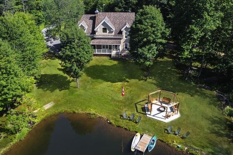 Luxurious property whose interior was completely renovated in 2020-2021. Located on a 409,000 sq.ft. maple grove bordered by a private lake and a river. No neighbours nearby. 25 minutes from Quebec City! Short-term rental allowed. PROPERTY - 5 bedroo...
