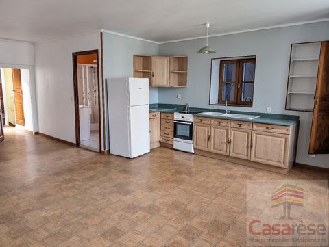 For sale, very pretty town house with a business of approximately 43 m2, and an apartment of approximately 85m2. The business is 43m3 with a beautiful window which will give you visibility for your activity. Upstairs a pretty duplex apartment, there ...