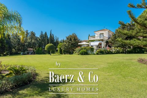 Georgian style villa located in Sotogrande Alto, close to Valderrama golf course and only a few minutes drive from the Sotogrande International School. Built on a large 7.670 m2 plot, this elegant villa measures 672 m2 built, plus 220 m2 of terraces ...