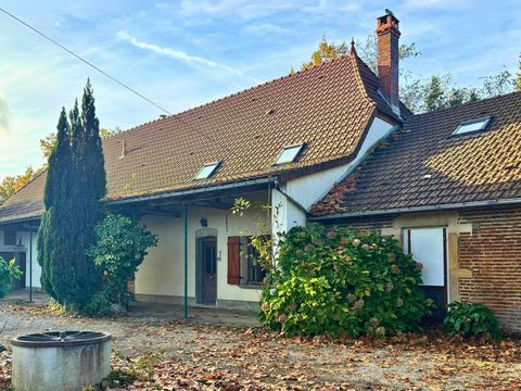 Located in Saint-Germain-du-Bois (between Louhans and Chalon-sur-Saône) Pretty farmhouse with lots of character on 2900m2 of enclosed land planted with trees. First floor: entrance hall leading to fitted and equipped kitchen with dining area, spaciou...