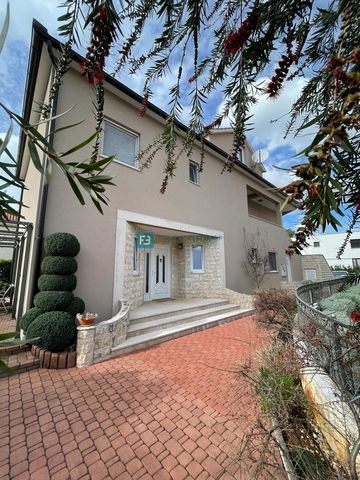 Location: Šibensko-kninska županija, Vodice, Vodice. VODICE - Detached house with 6 apartments for sale, ideal for tourist rental! The property is located in a good location, in a quiet neighborhood and is surrounded by family houses, 1400 m from Han...