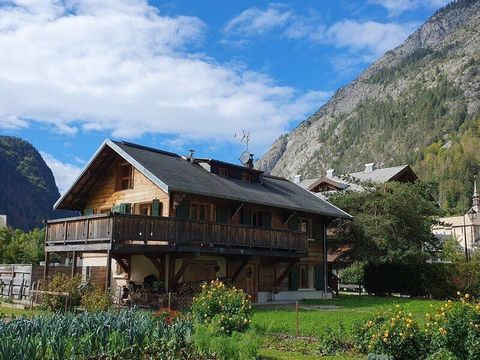 This luxury 4 bedroomed chalet is located in the centre of Abondance. The chalet has been completely renovated and is in excellent condition. The chalet is set on a level plot (481m2) with accommodation is over three levels. Garden level: Entrance, l...