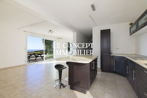 On the heights of Guéthary, Le Concept Immobilier presents this delightful house offering a panoramic view of the ocean. The ground floor reveals a living room with fireplace opening onto a large terrace of 50m², a fitted kitchen and a shower room. F...