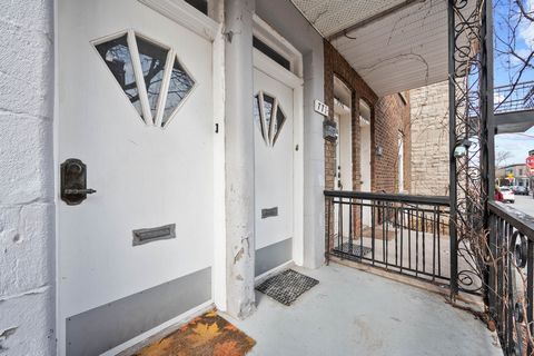 Duplex nestled in the heart of the vibrant Plateau-Mont-Royal neighbourhood. Located just a 2-minute walk from the Laurier metro station, this property offers both convenience and tranquility in one of the most desirable areas of the Plateau. Situate...