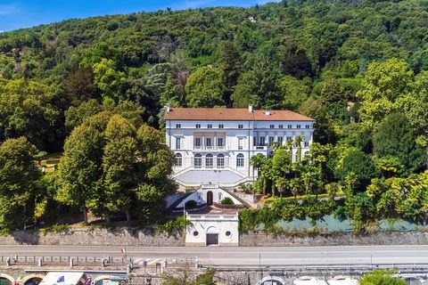 Prestigieuze villa, perfect gerenoveerd in 2013, met park en zwembad in het centrum van Belgirate, aan de Piemontese oevers van het Lago Maggiore. DE LOCATIE De accommodatie kijkt uit over het Lago Maggiore, tegenover de haven van Belgirate. DE VILLA...