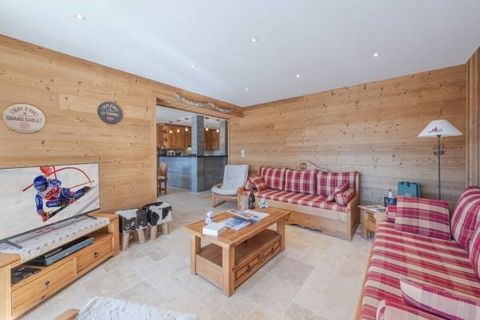 This property is an opportunity not to be missed. Let yourself be seduced by this superb apartment, which has been beautifully renovated and enjoys a privileged location close to the resort centre and ski slopes. With a generous surface area of 98 sq...