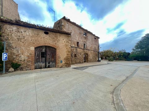 It is a family house to be completely rehabilitated The house retains its structure with its entire stone façade, old terracotta floors and wooden beams on the ceiling. It has a nice back garden with a large porch. 613m2 built on a plot of 400m2 at t...