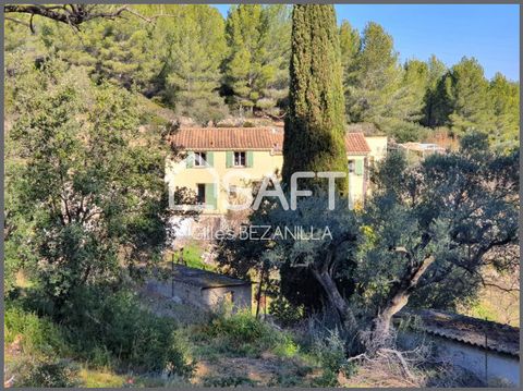 Nestled on the heights of Bandol (west part of the French riviera - Bandol rosé wine area) in an area with great landscape qualities, this magnificent country property of approximately 1 Ha accommodates a completely renovated 19th century bastide of ...
