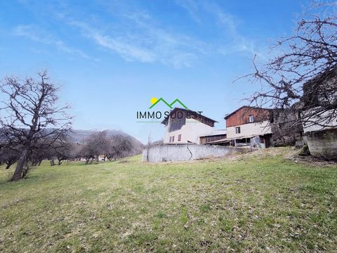 Your Tarentaise agency, Immo Sud Est, has the privilege of presenting you this real estate complex to be renovated. Built on a building plot of 843 m2, less than 10 minutes from the resorts of the Paradiski area. Compound: - A building with two apart...