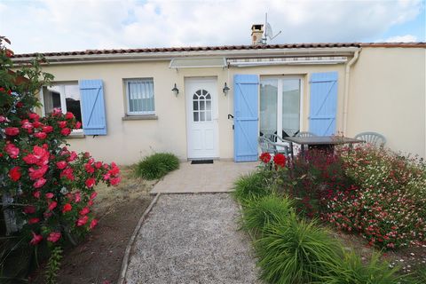Located  in the town center of Meschers, 10 minutes from Royan, close to shops, between beach and port., it is a family house of traditional brick construction with an area of 85 m2 of living space on a plot of land of approximately 419 m2. It has a ...