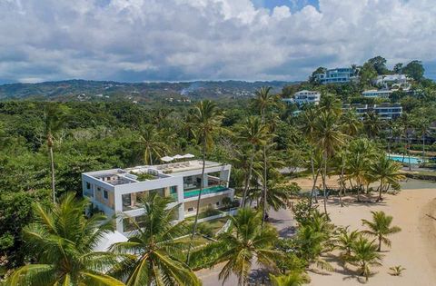 Spektakuläres Strandhaus im Zentrum der Stadt Las Terrenas an der berühmten Playa Las Ballenas. Neues, einzigartiges Design und einzigartige Aussicht. Komfortable Zimmer, natürlich, ein Spielzimmer und eine große Dachterrasse. Ein Haus direkt am Stra...