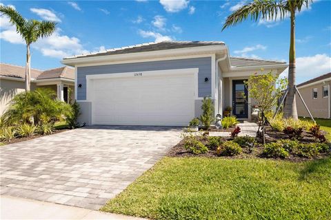 **OPEN HOUSE 4/21/24 FROM 12-2**UPDATES GALORE!!! This stunning home in the gated community of Sunstone at Wellen Park is where your Florida living dreams will come true! Located in the heart of the up and coming community of Wellen Park, Venice, FL ...