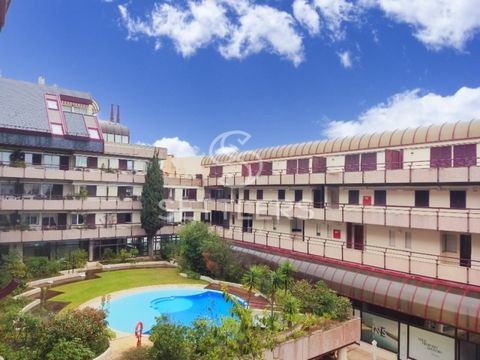 2-bedroom apartment in prestigious condominium with swimming pool, in a prime area of Estoril, next to the gardens of the Casino and 400 meters from Tamariz Beach. Comprising: Entrance hall with wardrobe, living room (35 m2) with fireplace and west-f...