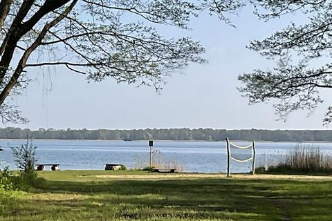 Su bungalow goza de una maravillosa vista directa al lago Grimnitz en el complejo vacacional, a pocos metros de la playa, ideal para nadar.