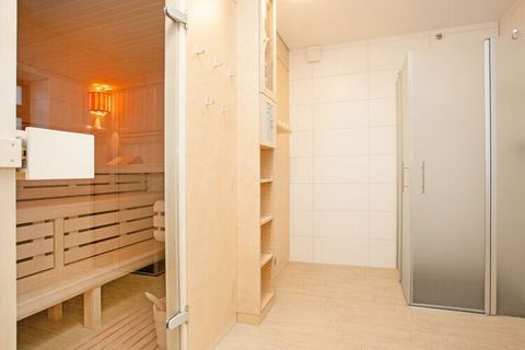 Licht en modern ingericht maisonnette-appartement (2 woonlagen) op 4**** sterrenniveau, lift, sauna en privé parkeerplaats vanaf oktober 2017
