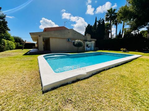 INDEPENDENT CHALET AREA BETWEEN GOLF AND ALBUFERETAIncredible INDIVIDUAL Villa in the prestigious area of Alicante Golf Course. With an area of 300 m² and an impressive plot of 1049 m², this property has a large living room with fireplace, 5 large do...