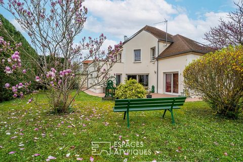 Located in a privileged and suburban area of Noisy le Grand, close to the theatre and the market, this house from 2005 develops 234m2 of living space on two levels and has a landscaped and wooded plot of 1346m2. The entrance hall opens onto a 50 m2 l...