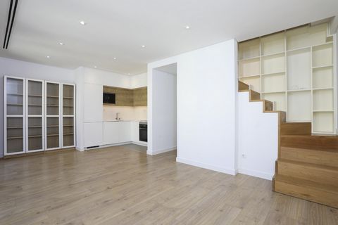 Excellent apartment in Campolide, recently renovated, with great sun exposure. This property boasts luxury finishes, with an open-plan kitchen leading into the living room, double-glazed windows, and a false ceiling with recessed LED lights. The kitc...