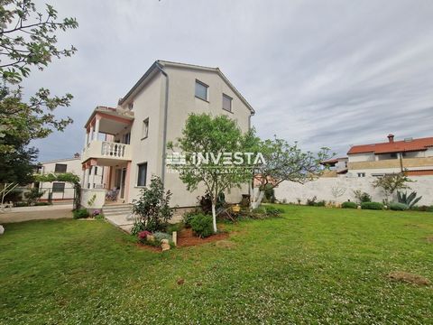 This apartment house with a total area of 288 m2 is located in the wider area of Fažana, three kilometers from the center of Pula and one kilometer from the well-maintained beaches. The house extends over three floors and consists of four residential...